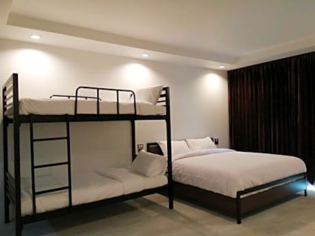 Deluxe Family Suite