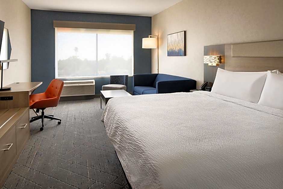 Holiday Inn Express & Suites Fresno Airport By IHG