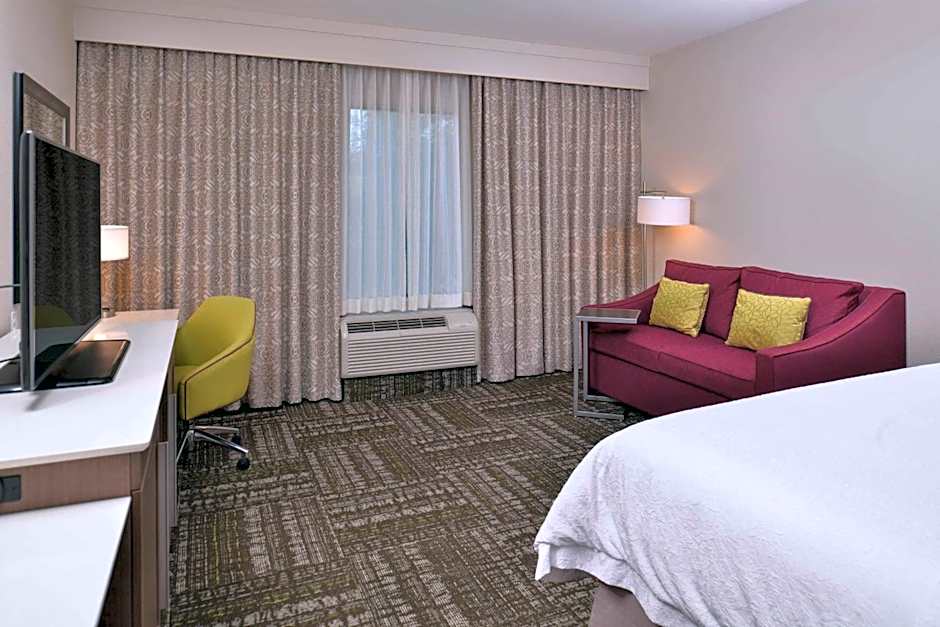 Hampton Inn By Hilton & Suites Dallas Market Center