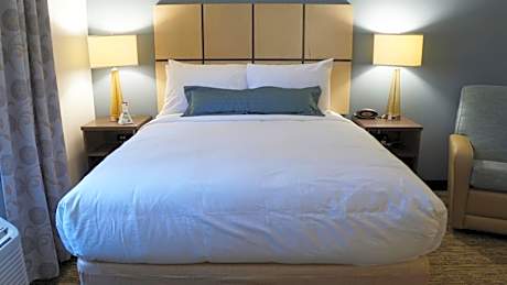 Queen Studio Suite with Hearing Accessible Roll in Shower - Non-Smoking