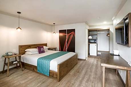Premium Deluxe Pool Corner King Room