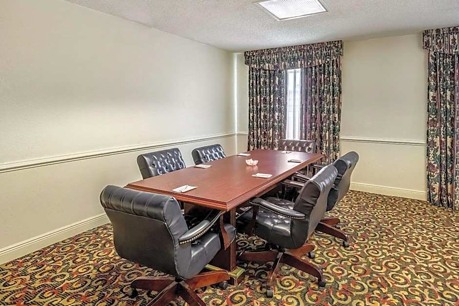 Clarion Inn & Suites Central Clearwater Beach