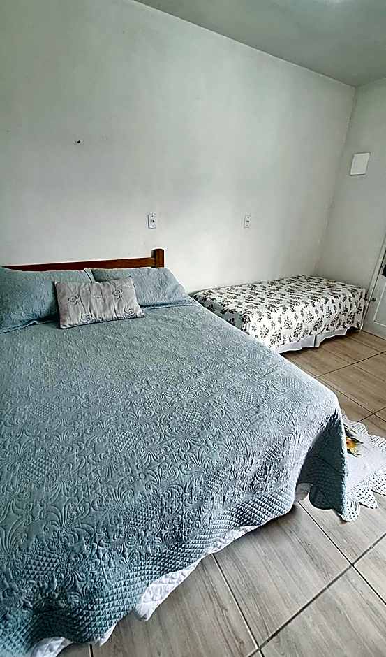 KITNET S1 em TORRES-RS - Na mais bela praia Gaúcha - Cozinha - Banheiro - Ar condicionado - TV e Wi-Fi - Estacionamento - Anfitriã Superhost no BnB