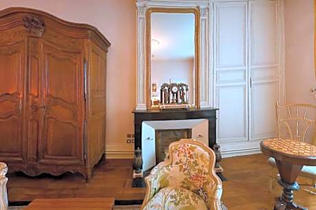 Suite with a hot tub