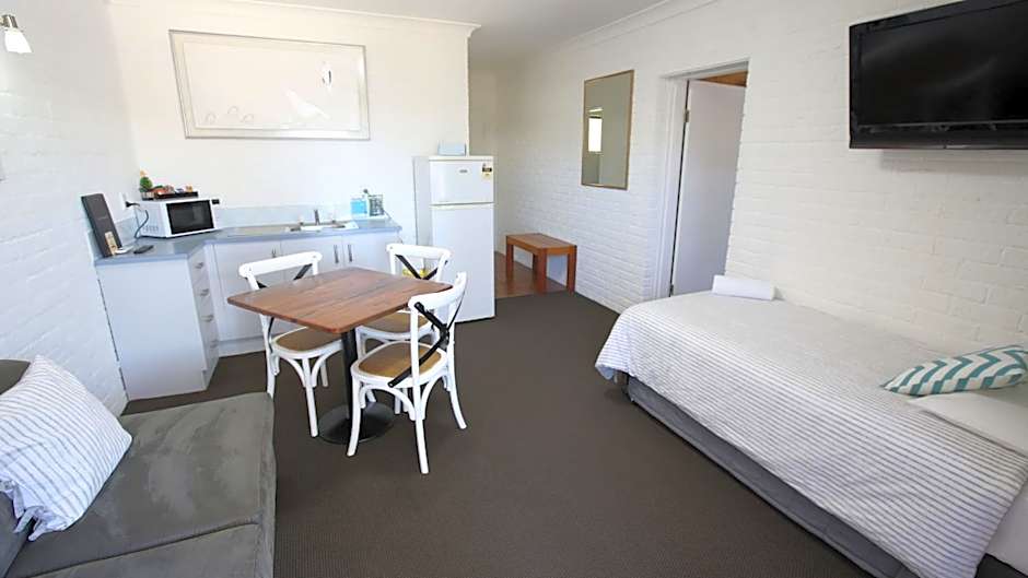 Hawks Nest Motel
