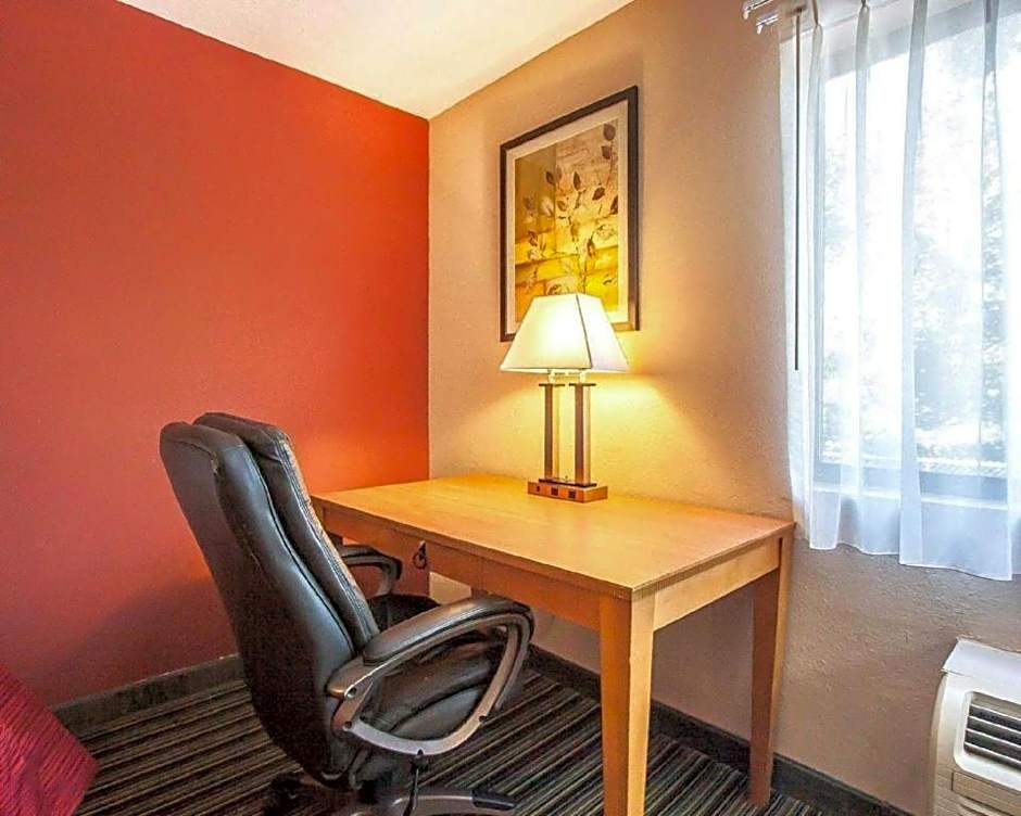 Econo Lodge Inn & Suites