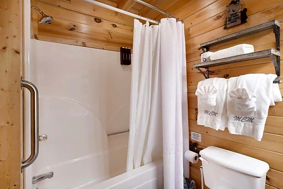 Ryes and Shine Bootlegger's Cabin! Hot Tub* Pool* Arcade* Billiards *EV * Pet Friendly