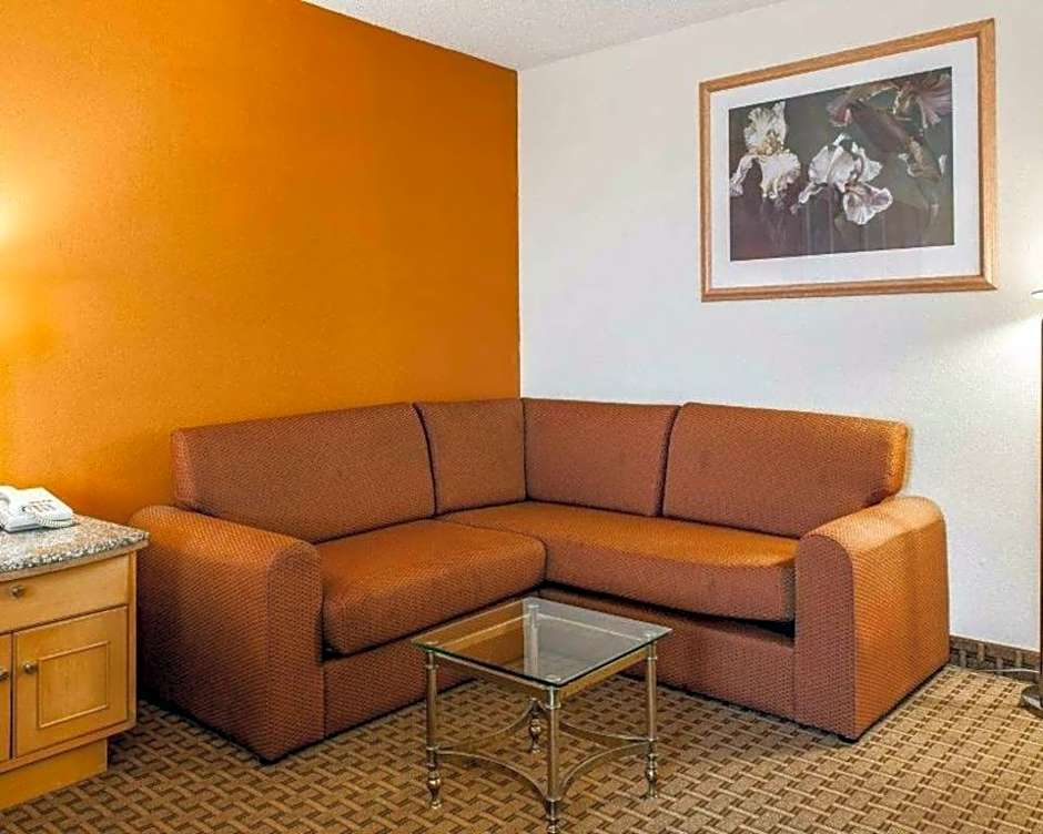 Quality Inn & Suites Shelbyville I-74