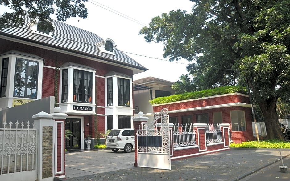 RedDoorz Premium near RS Pondok Indah La Maison