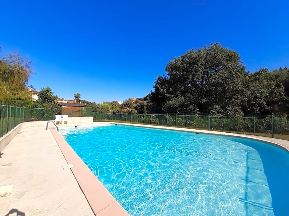 Dans UN JARDIN BB et JACUZZI