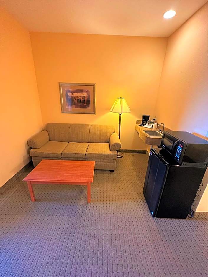 Super 8 by Wyndham Topeka at Forbes Landing