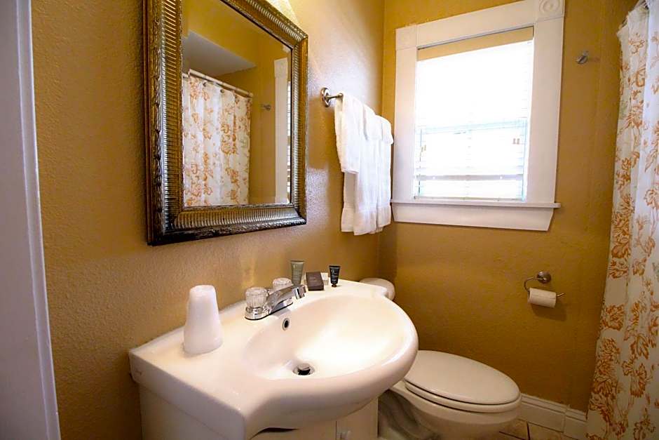 Peach Tree Inn & Suites