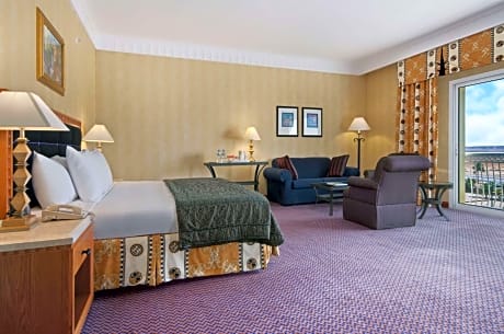 King Junior Suite with Mountain View