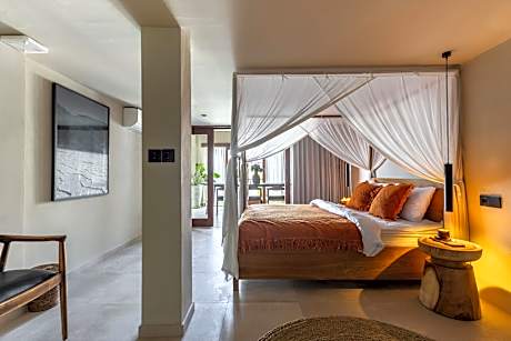 Bedroom with Shared Lounge and Outside Bathroom 1