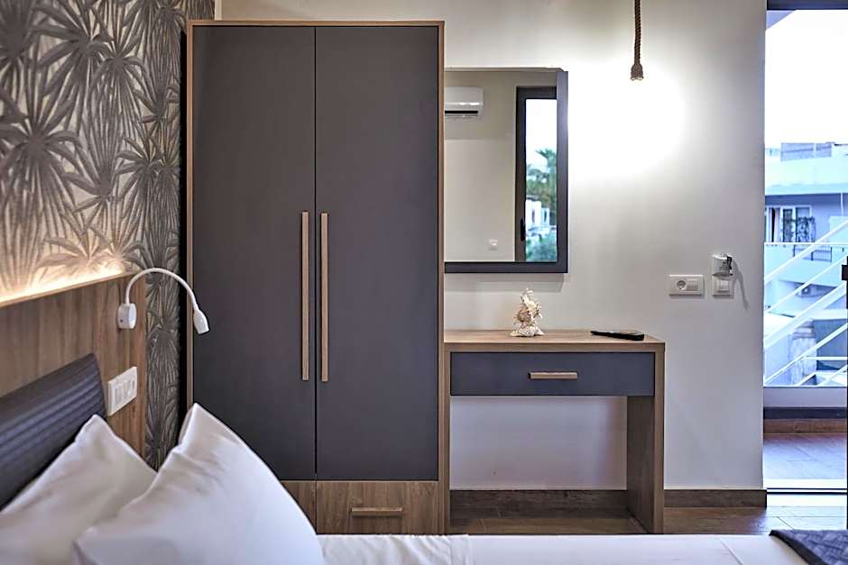 Del Mar 'Adults Only'