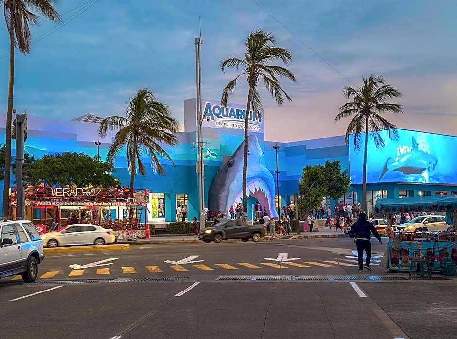 Suites Brisa Marina - atrás de Playa Regatas y el Malecón, 6 calles del Acuario