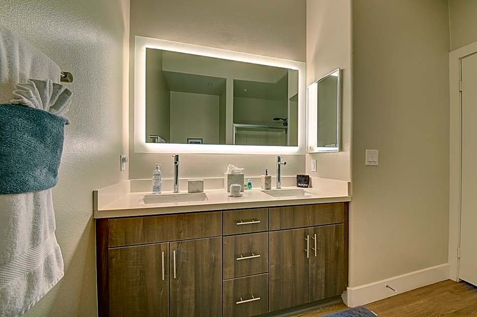 Penthouse One Bedroom Garden View Condo by UCLA