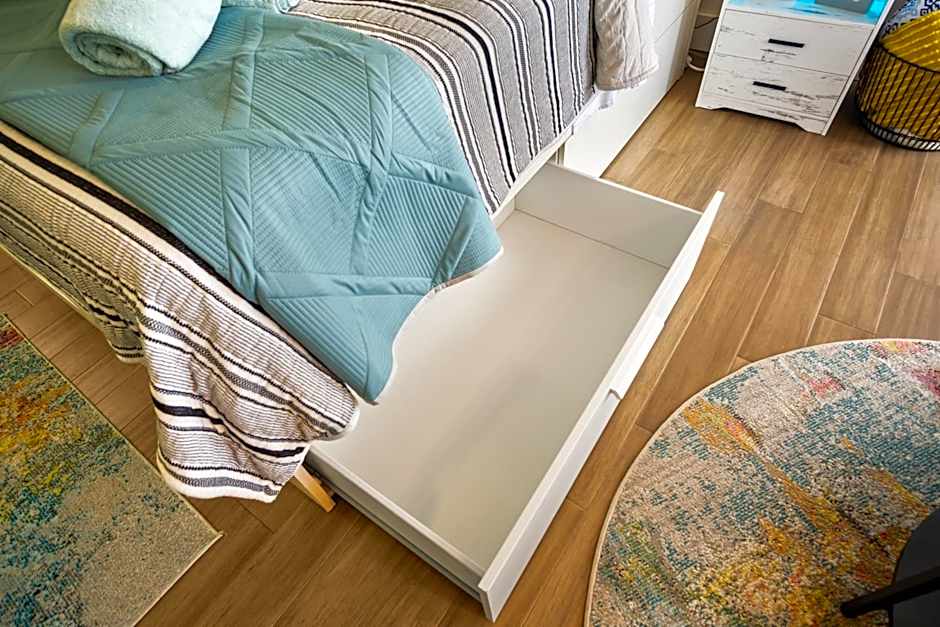 Luxury Beachfront Studio - Private Balcony with Ocean View - Heated Pool - Hot Tub - Tiki Bar - Sauna