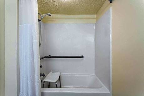 Queen Room - Mobility Access/Non-Smoking