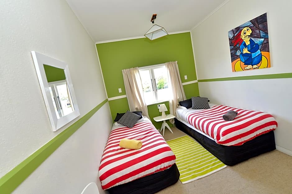 Ducks & Drakes Boutique Motel & Backpackers
