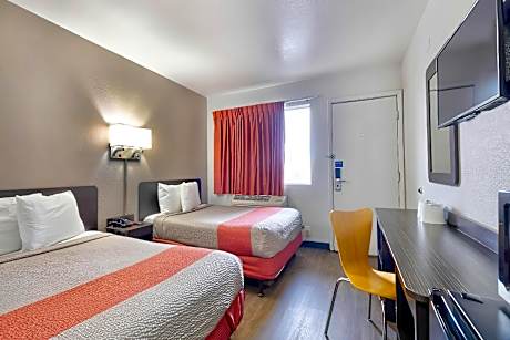 2 Full Beds | Mobility Accessible Tub