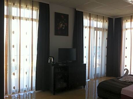 One-Bedroom Apartment - Sea Side