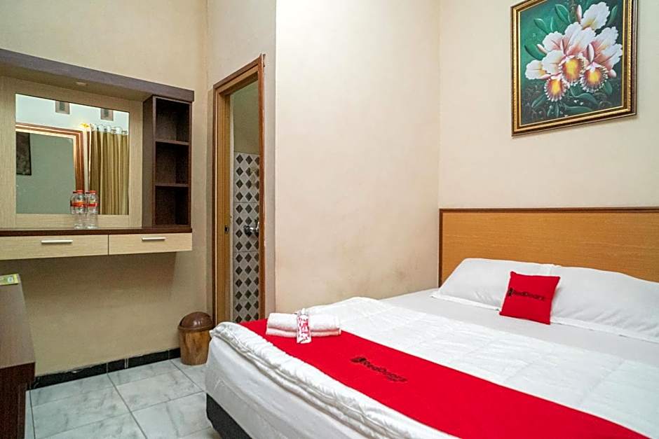 RedDoorz At Villa Akbar 3