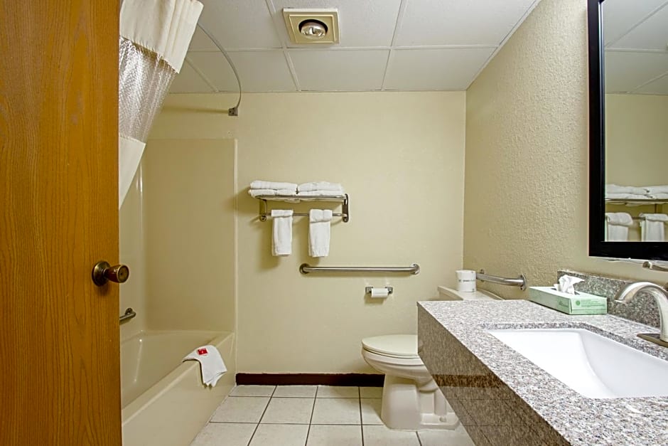 Econo Lodge Inn & Suites