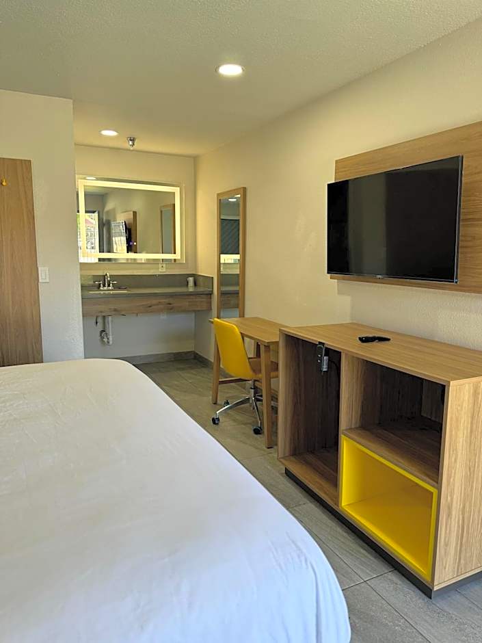 Days Inn by Wyndham Bakersfield