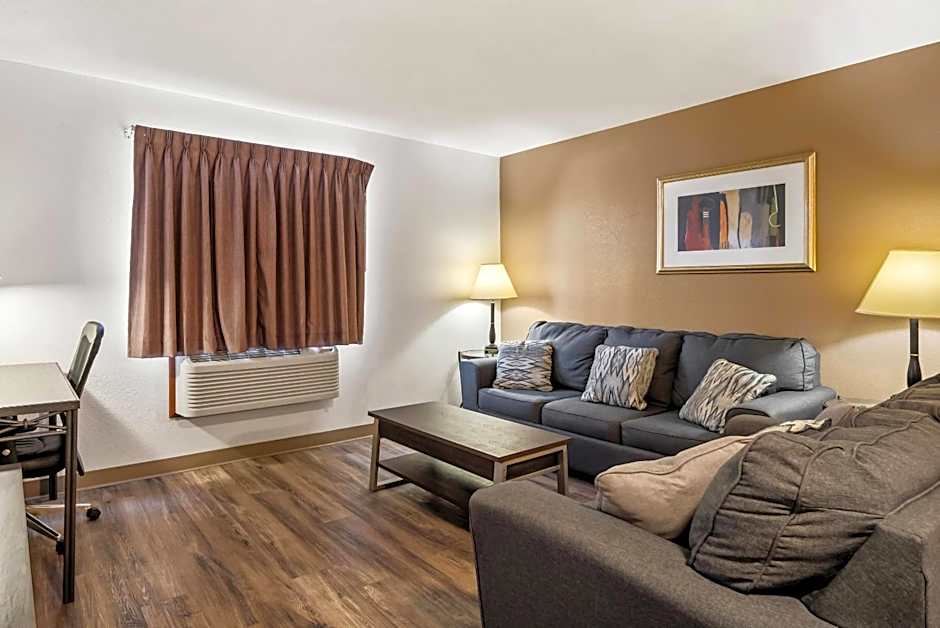 Econo Lodge Inn & Suites