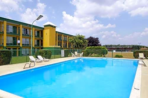 Days Inn by Wyndham Roanoke Civic Center
