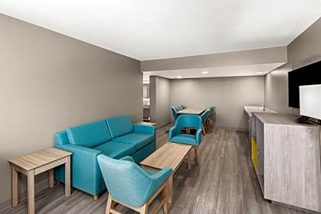1 King Bed Suite Non-Smoking