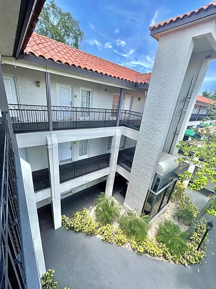 Red Roof PLUS+ & Suites Tampa