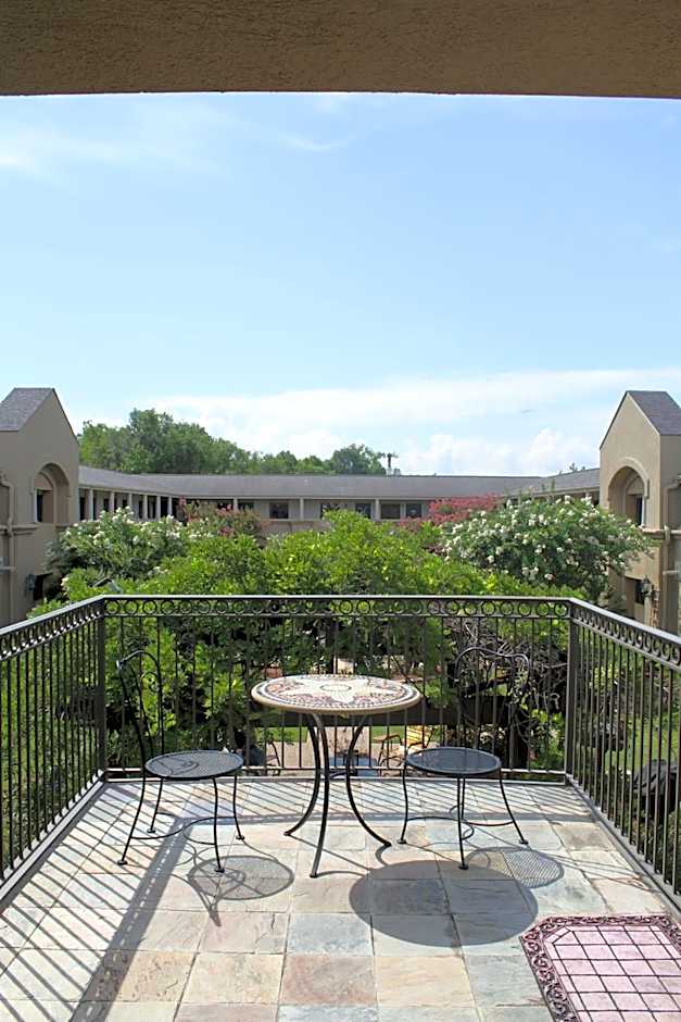 Vineyard Court Designer Suites Hotel