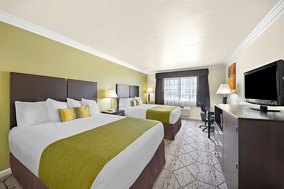 Photo 1 of 15 of 1 King Bed with Sofabed Suite, Balcony