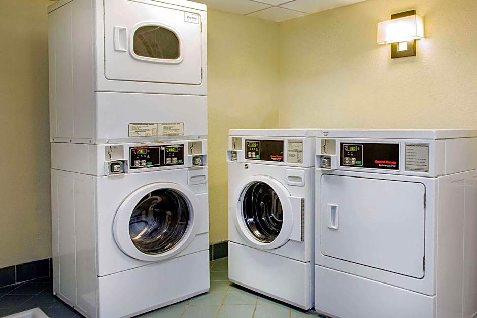 La Quinta Inn & Suites by Wyndham Fremont / Silicon Valley