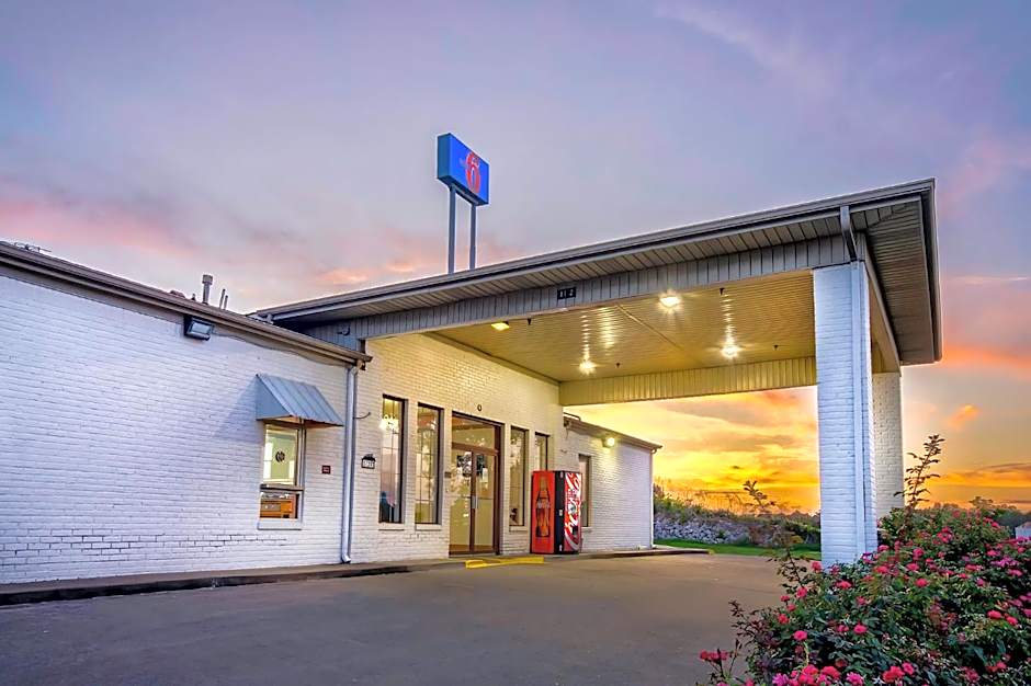 Motel 6-Grand Rivers, KY