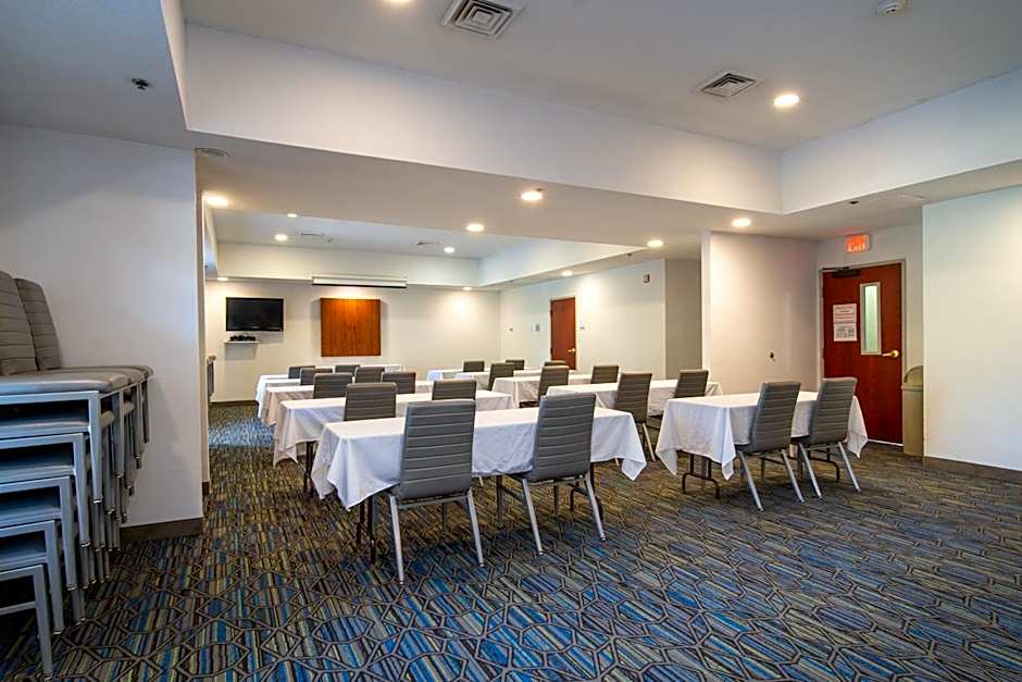 Holiday Inn Express Hotel & Suites Bedford By IHG