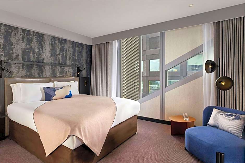 Montcalm East, Autograph Collection