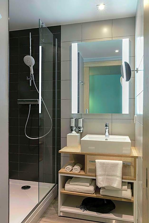 Hampton by Hilton Paris Clichy – Clichy, CA