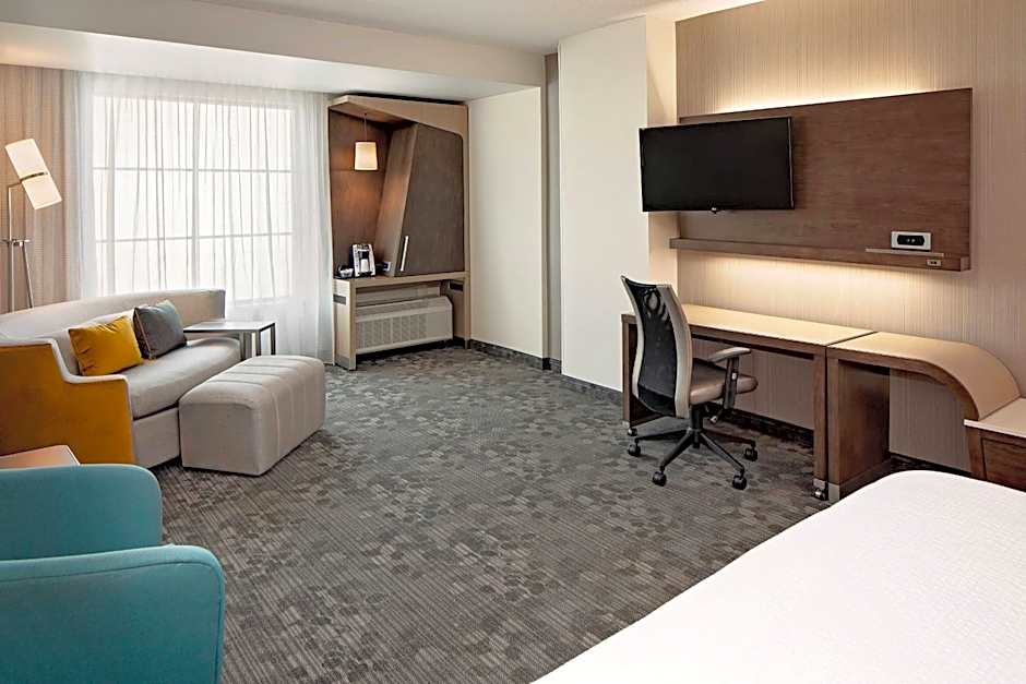 Courtyard by Marriott Dallas Downtown / Reunion District