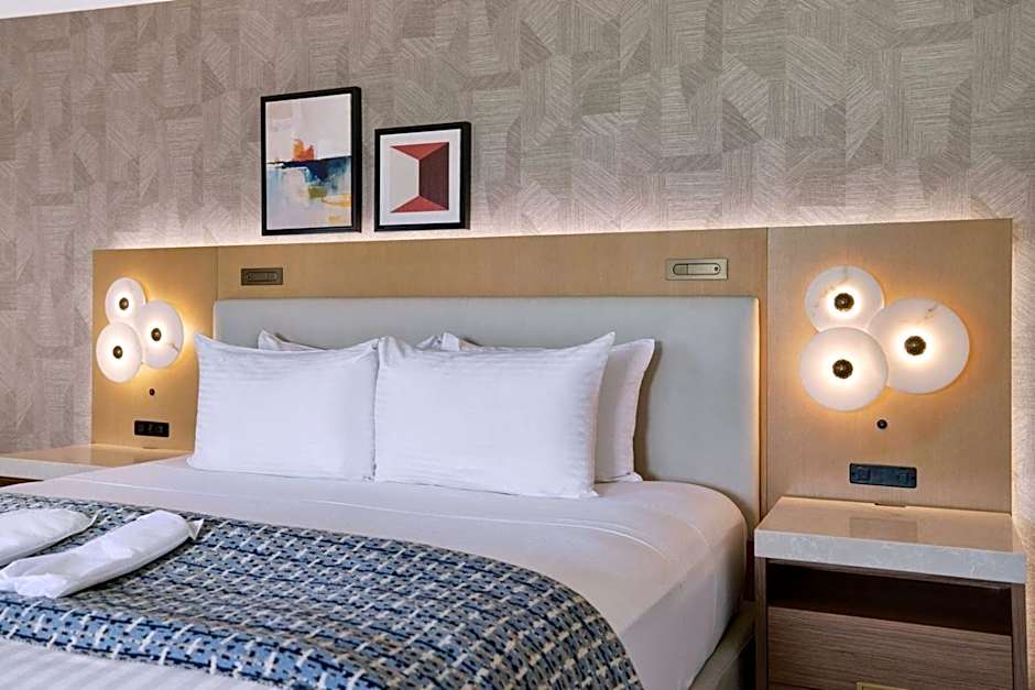 Best Western Plus Sunset Plaza Hotel
