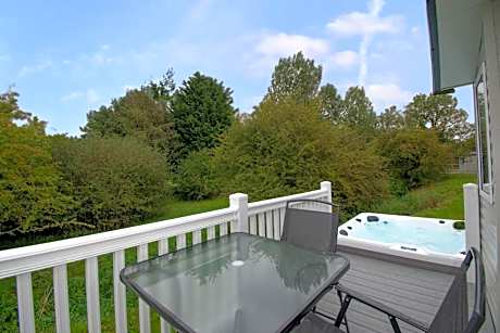 Yorkshire Lodge with Hot Tub