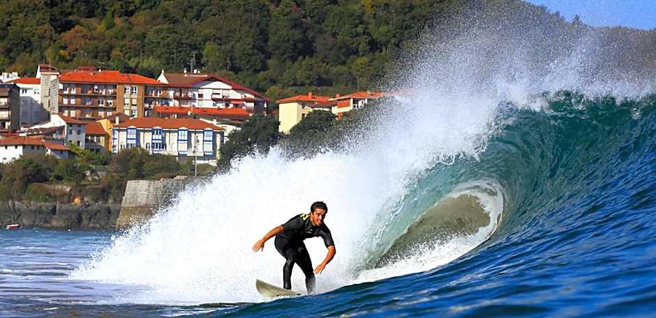 Apartamentos Mundaka Surf Camp