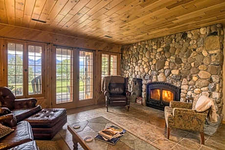 Pine Ridge, Log Home with Lake View and Backyard