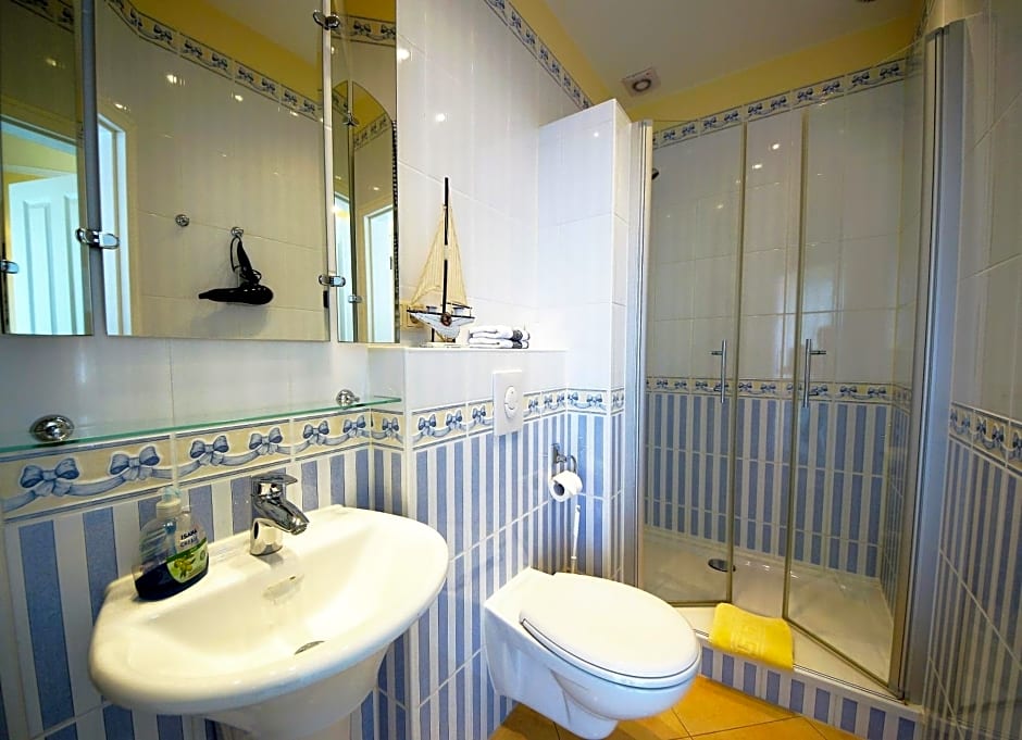 Yacht- , und Reisemobilhafen "Historisches Fährhaus" Wendenschloss