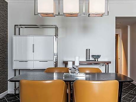 Executive King Suite with Sofa - Club Floor Access