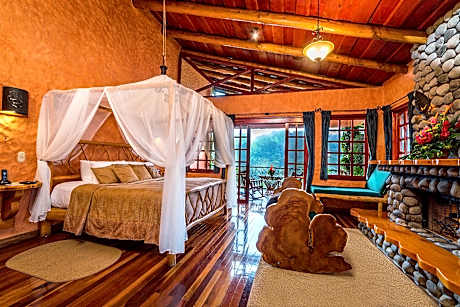 Deluxe Guest Room King Size Bed