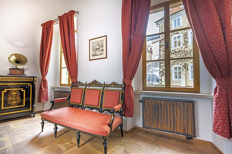 Hotel At the Green Grape