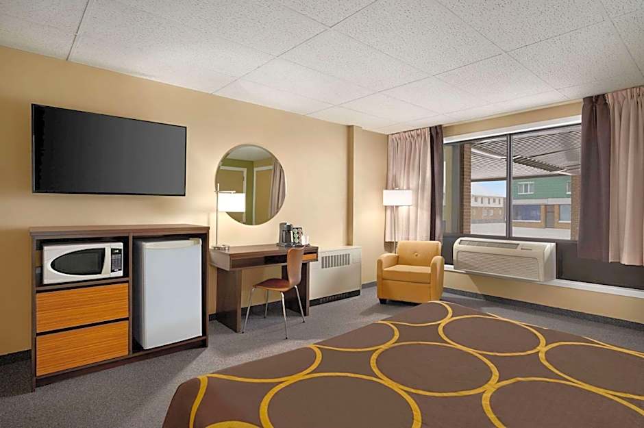 Super 8 by Wyndham Hearst ON